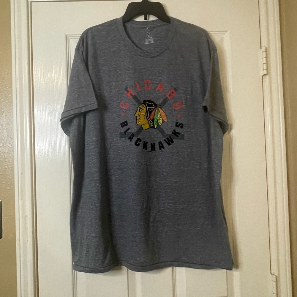 NHL Chicago Blackhawks Men’s Gray T-Shirt Size: 2XL